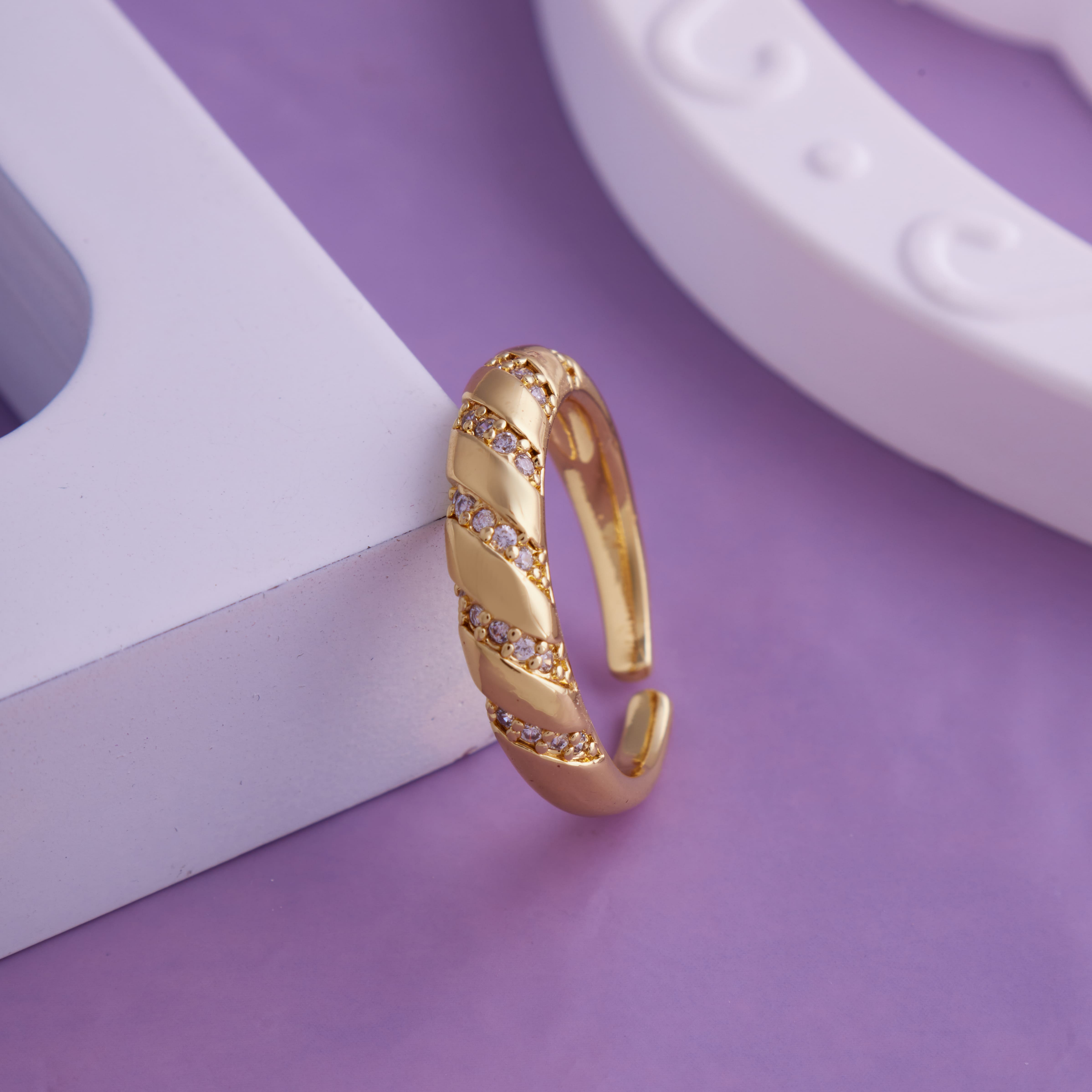 Elegant Diamonds with 18KT Gold Wedding Ring for Women