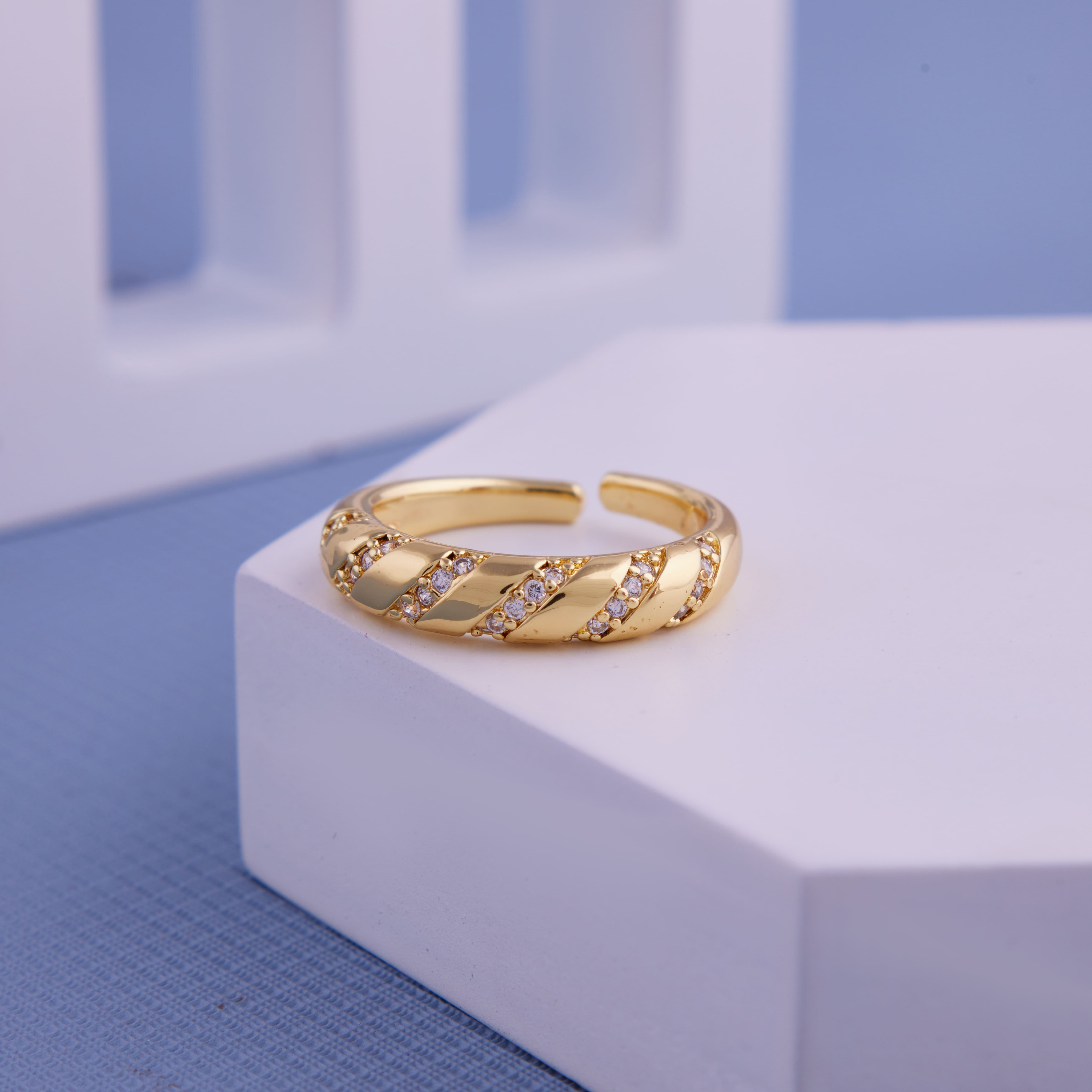 Elegant Diamonds with 18KT Gold Wedding Ring for Women